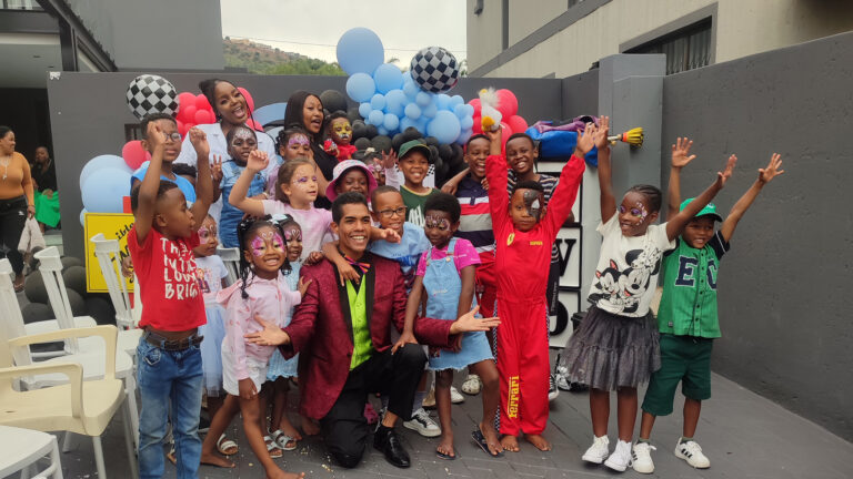 Family Magic Show & Balloon Sculpting
